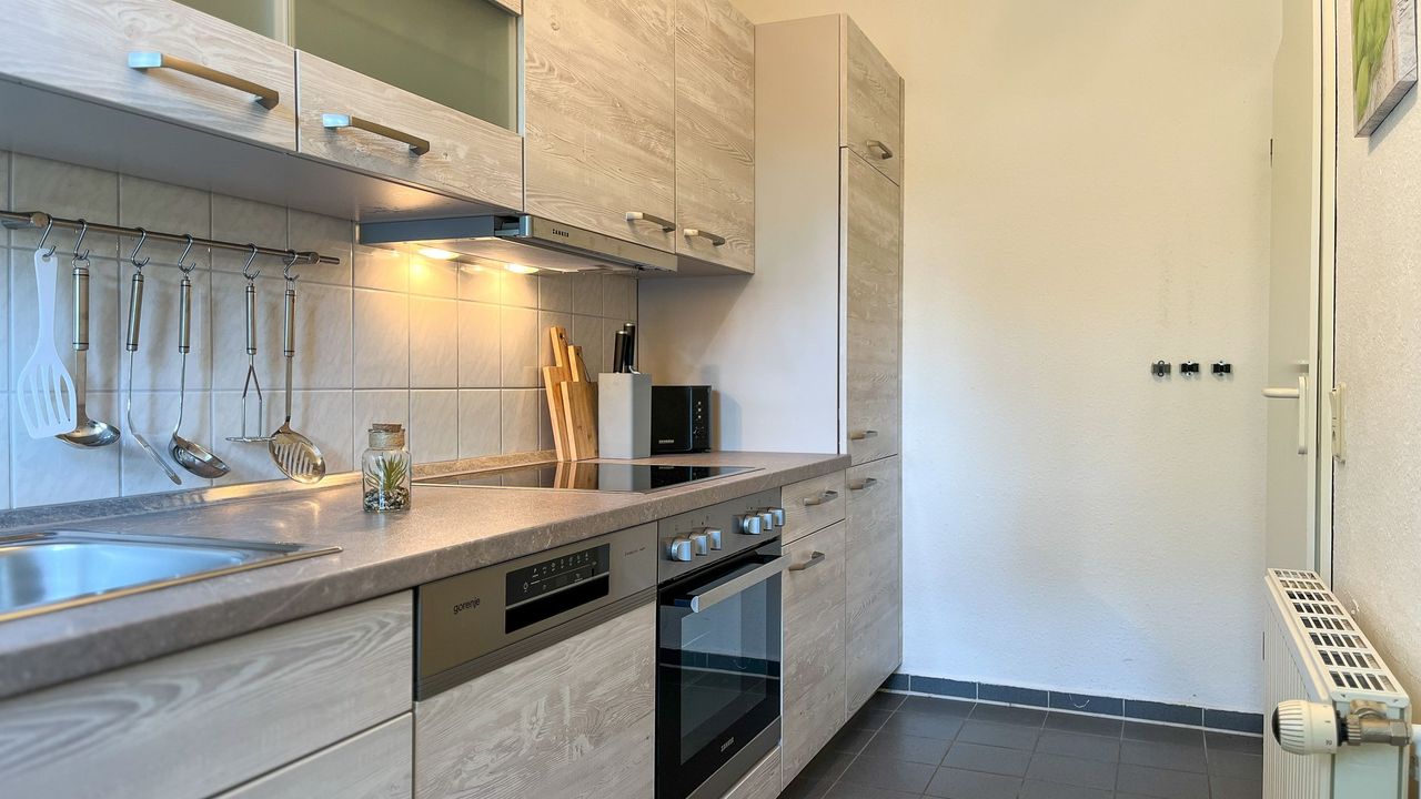 Küche mit Backofen und Spülmaschine Küche mit Backofen und Spülmaschine